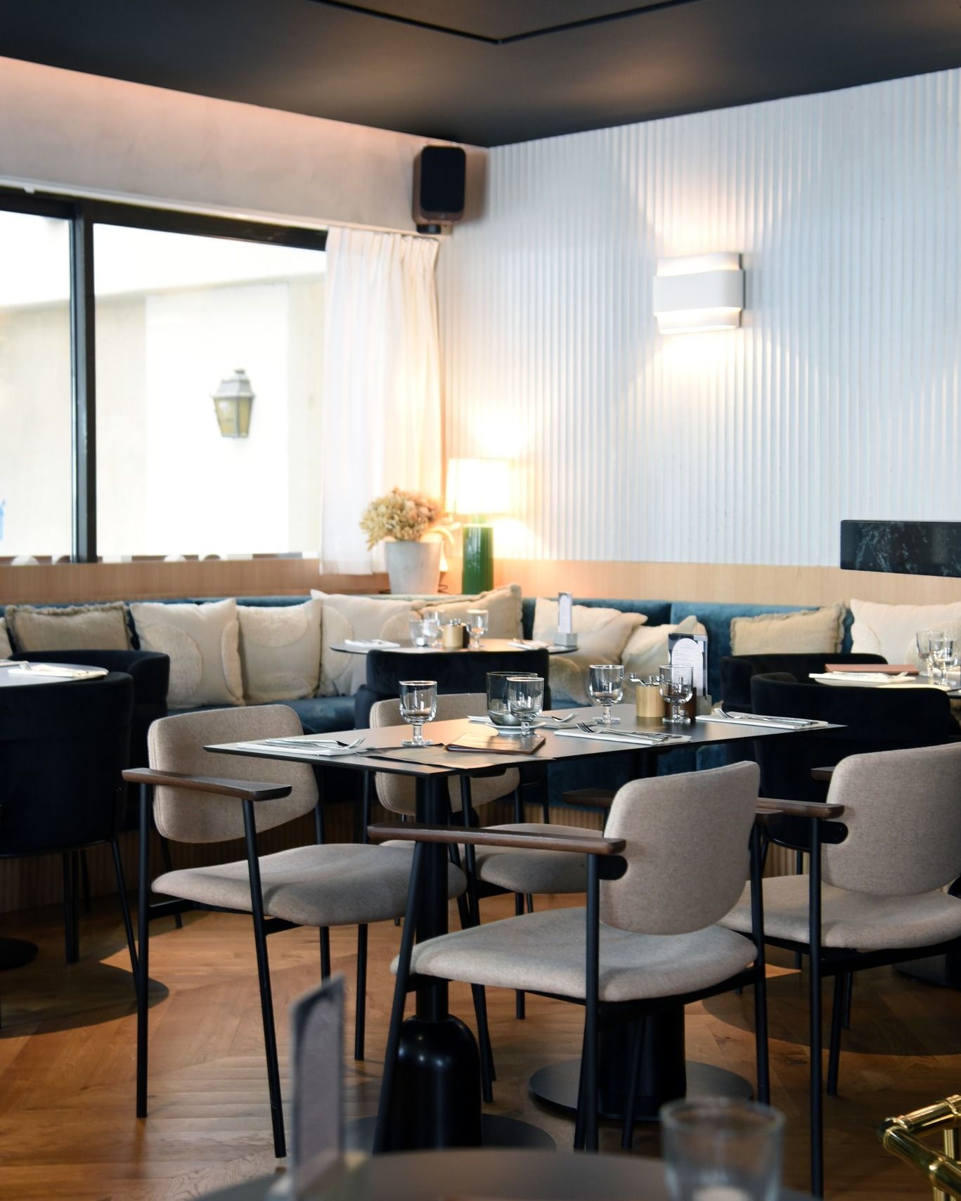 Un restaurant avec des tables, des chaises et un canapé