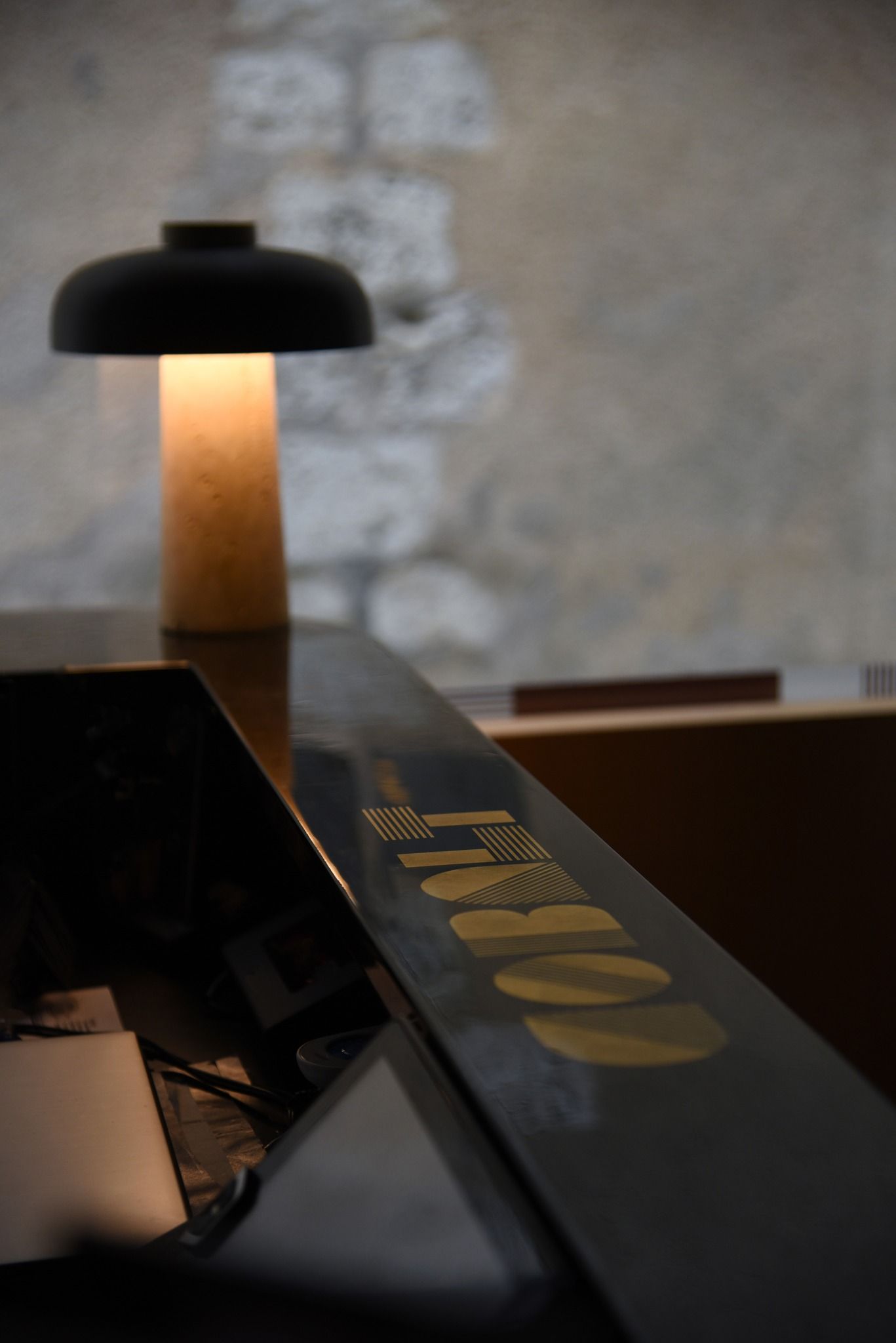 Une lampe est posée sur un comptoir dans une pièce sombre.