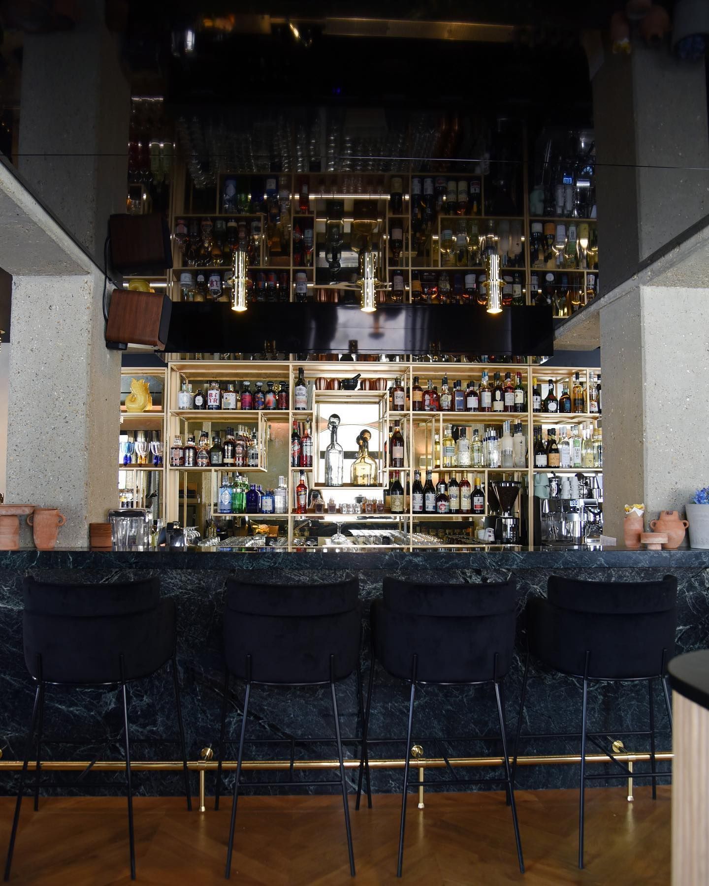 Un bar avec beaucoup de bouteilles dessus