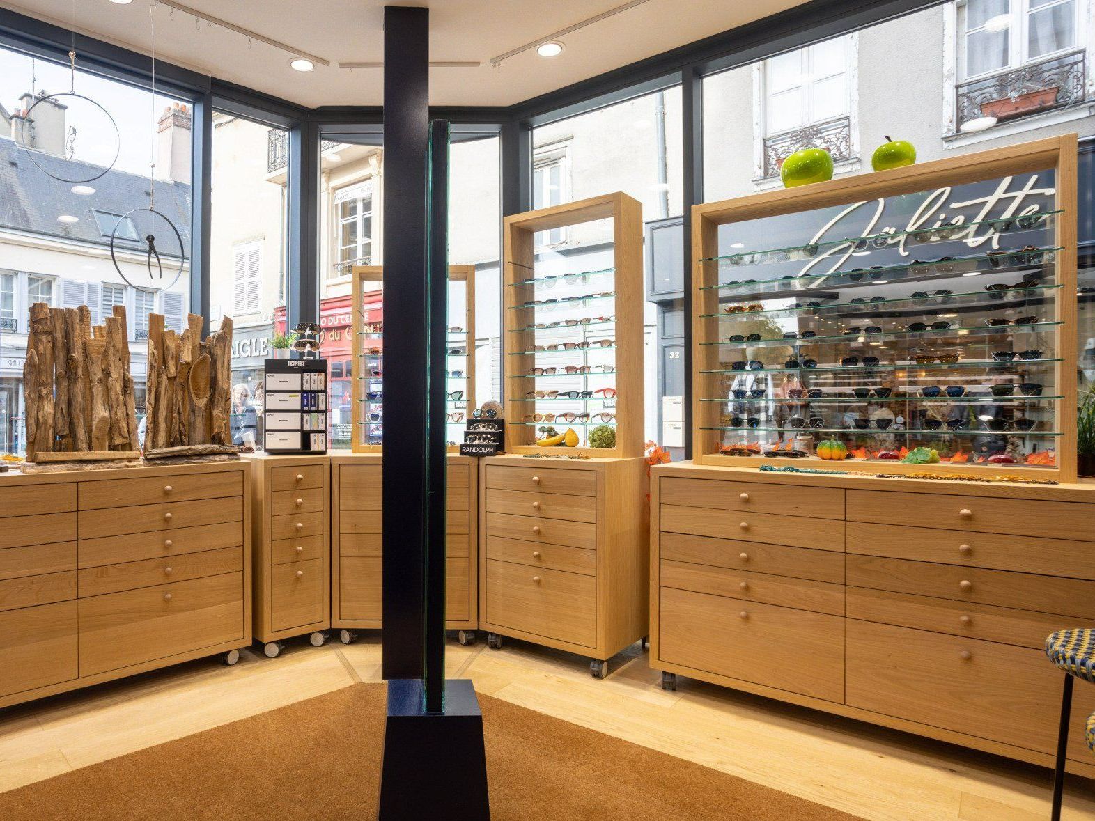Un coin de magasin rempli de nombreux verres exposés.
