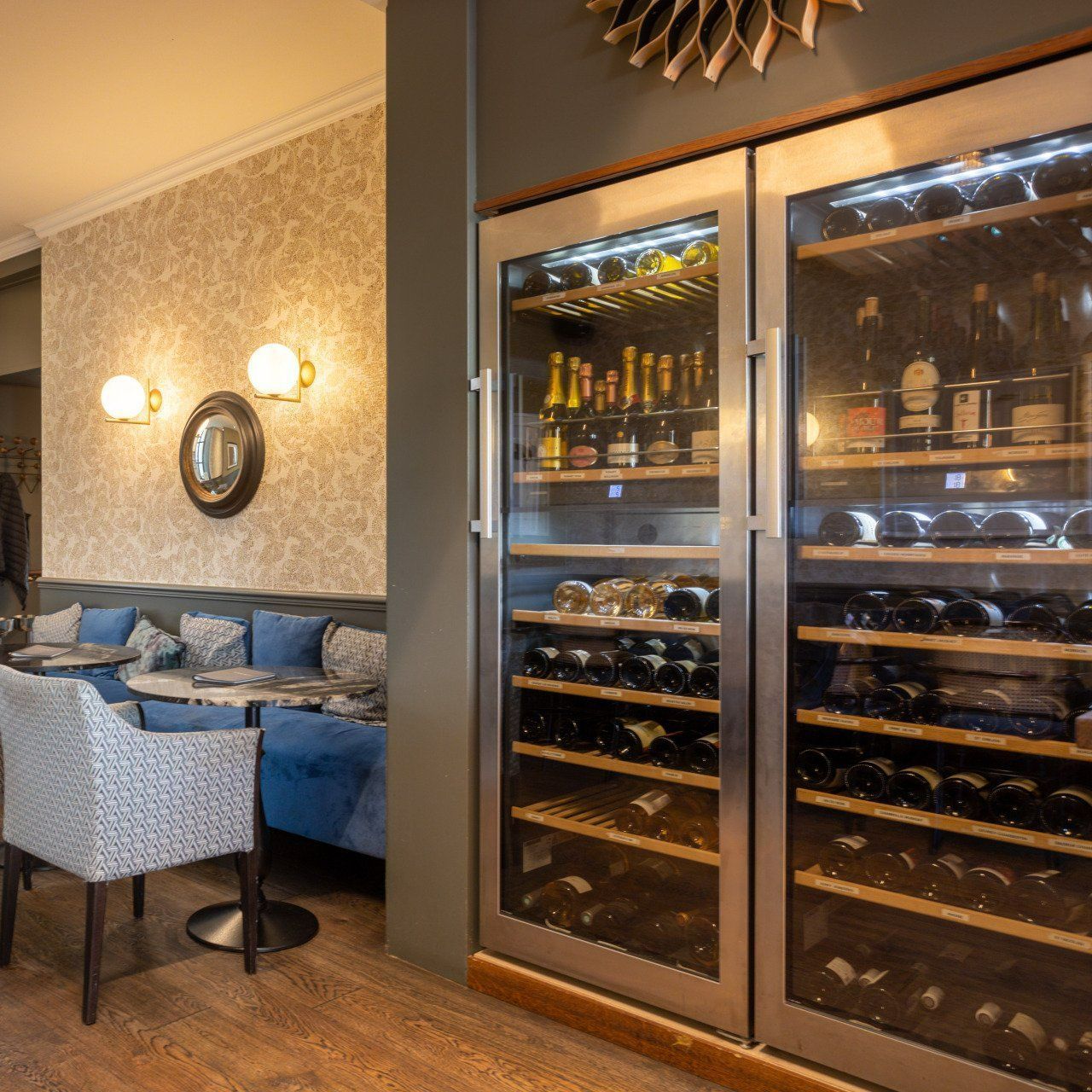 Un refroidisseur à vin avec des bouteilles de vin à l'intérieur