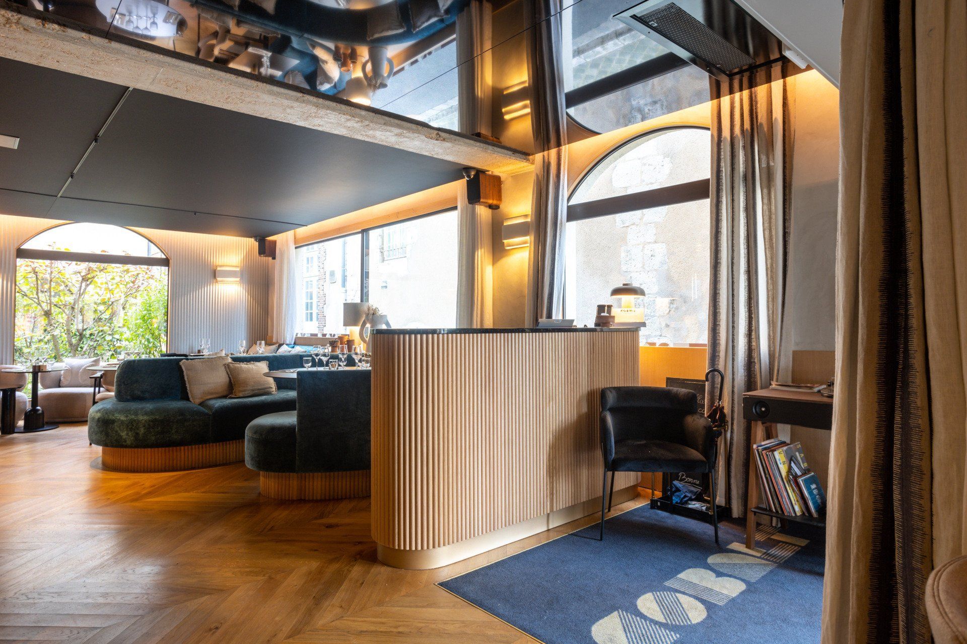 Un hall d'hôtel avec un canapé, des chaises et un comptoir.