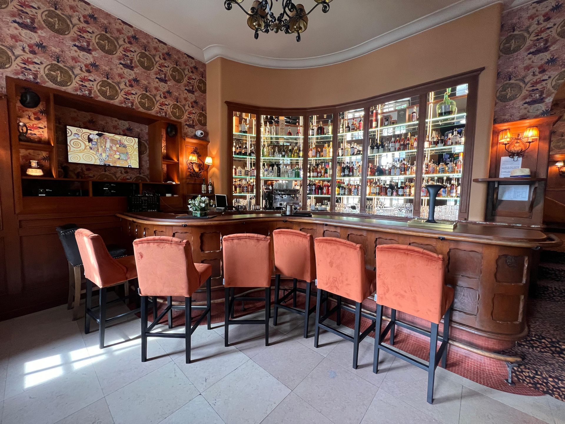 Une grande salle avec un long bar et beaucoup de chaises.