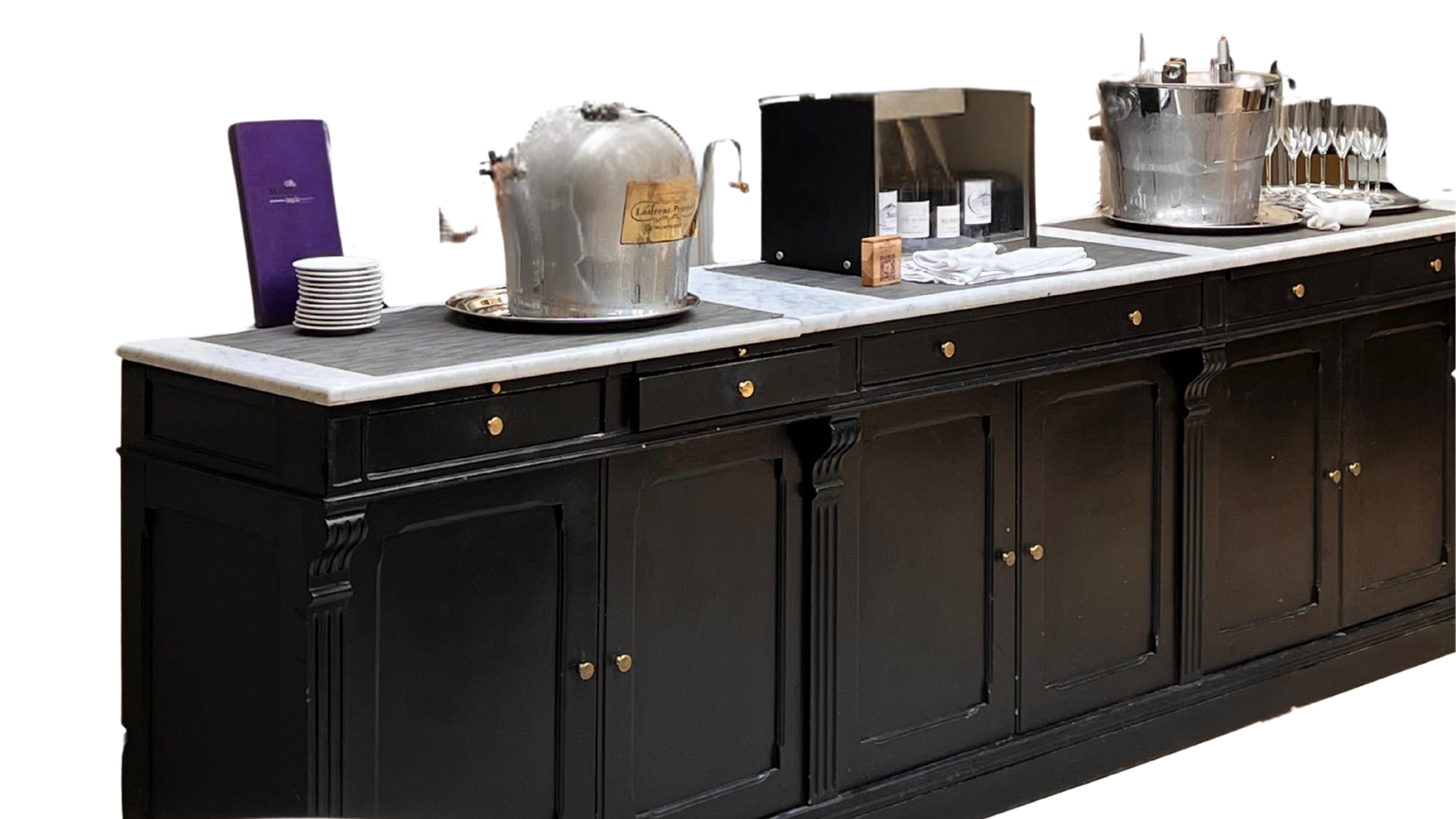Une longue armoire noire avec un comptoir en marbre