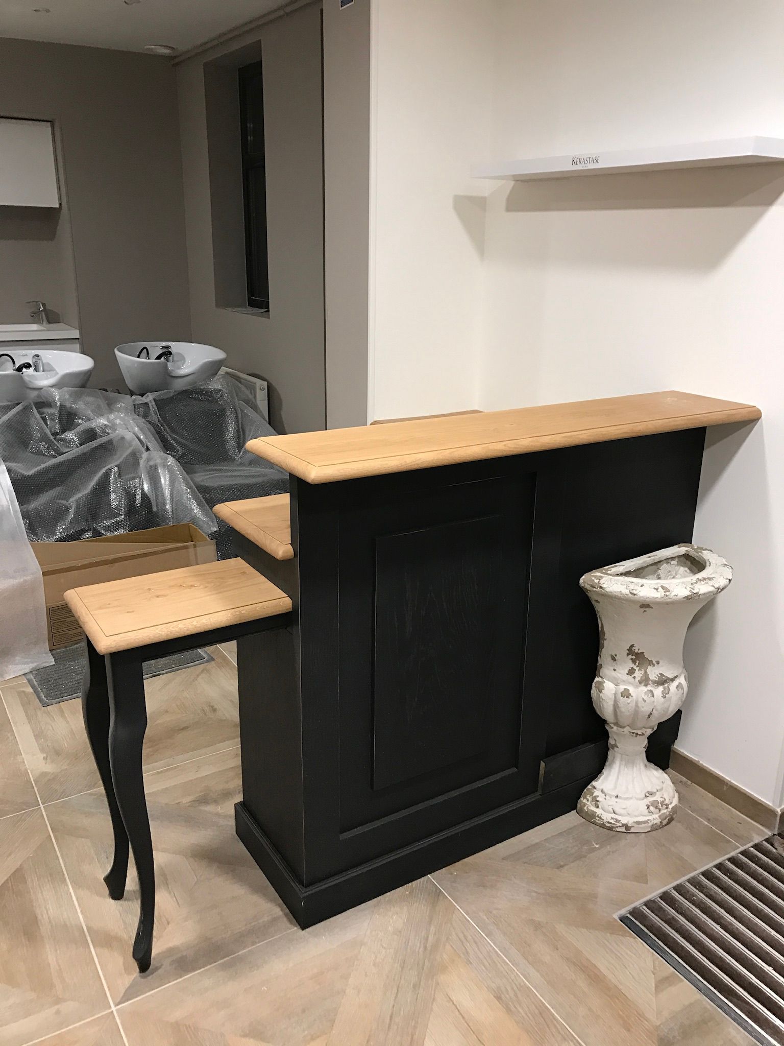 Une pièce avec une table et un vase dedans.