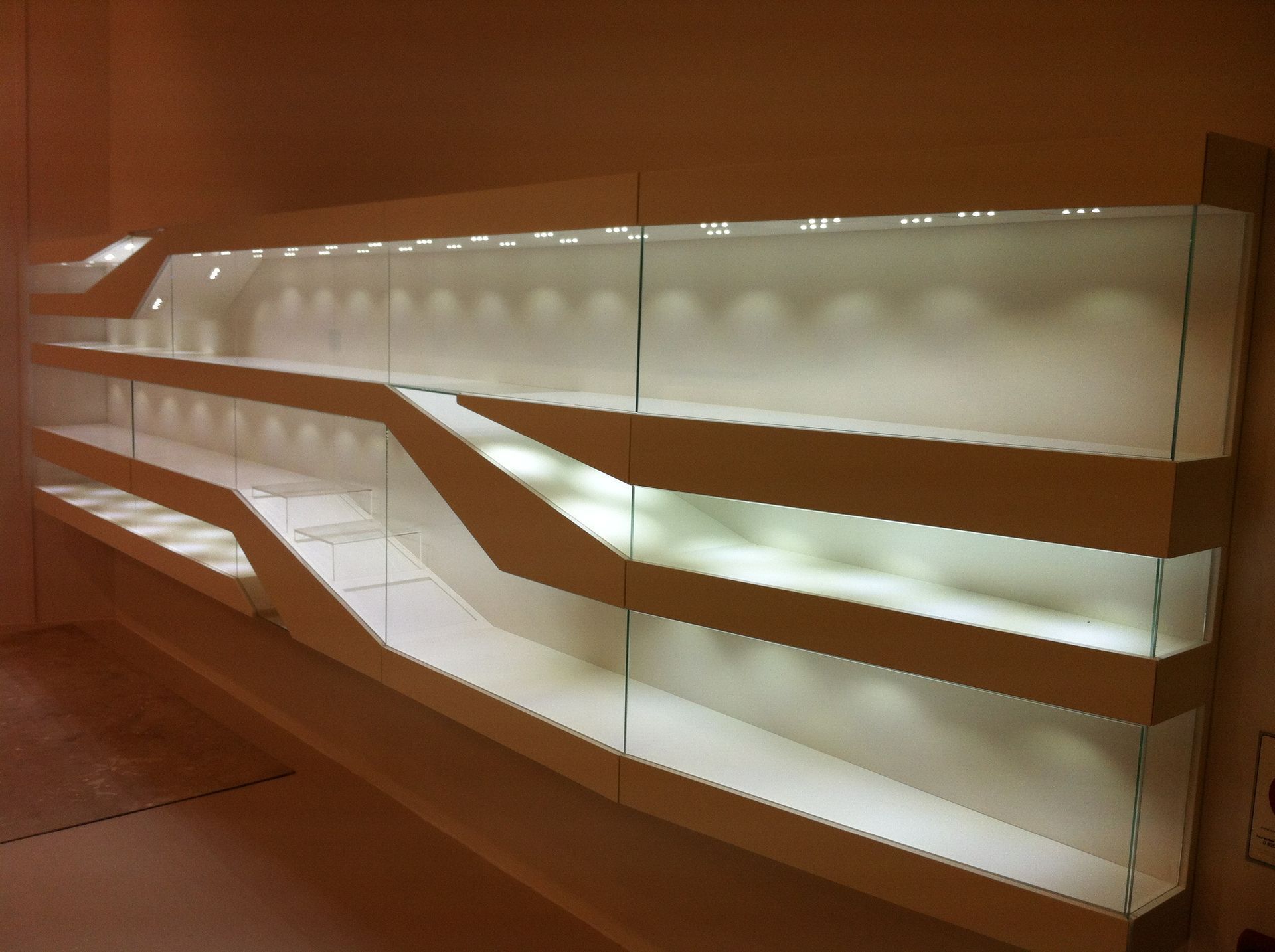 Une rangée d'étagères avec des lumières dessus dans une pièce
