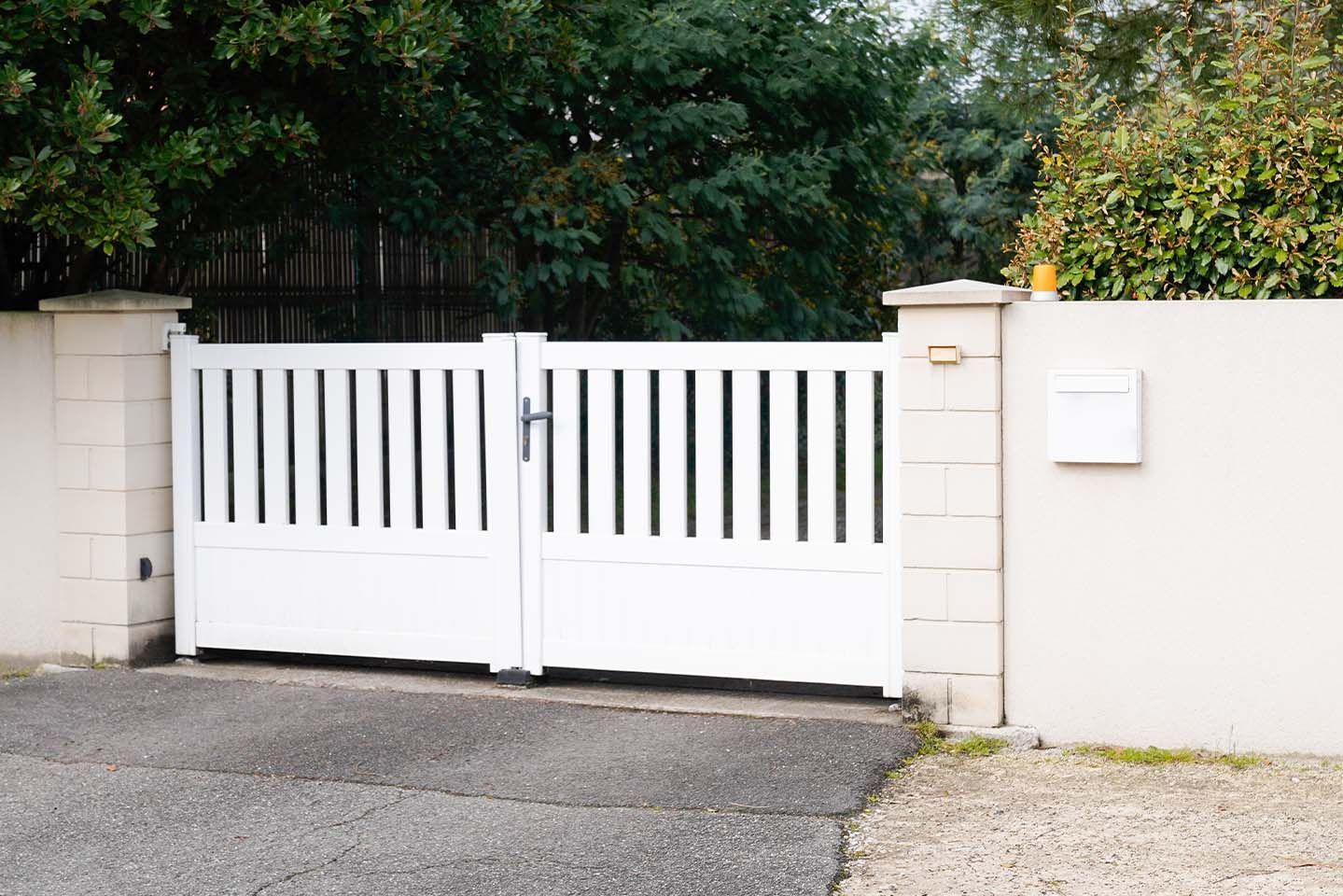 Une porte blanche avec des rayures noires se trouve devant un mur blanc.