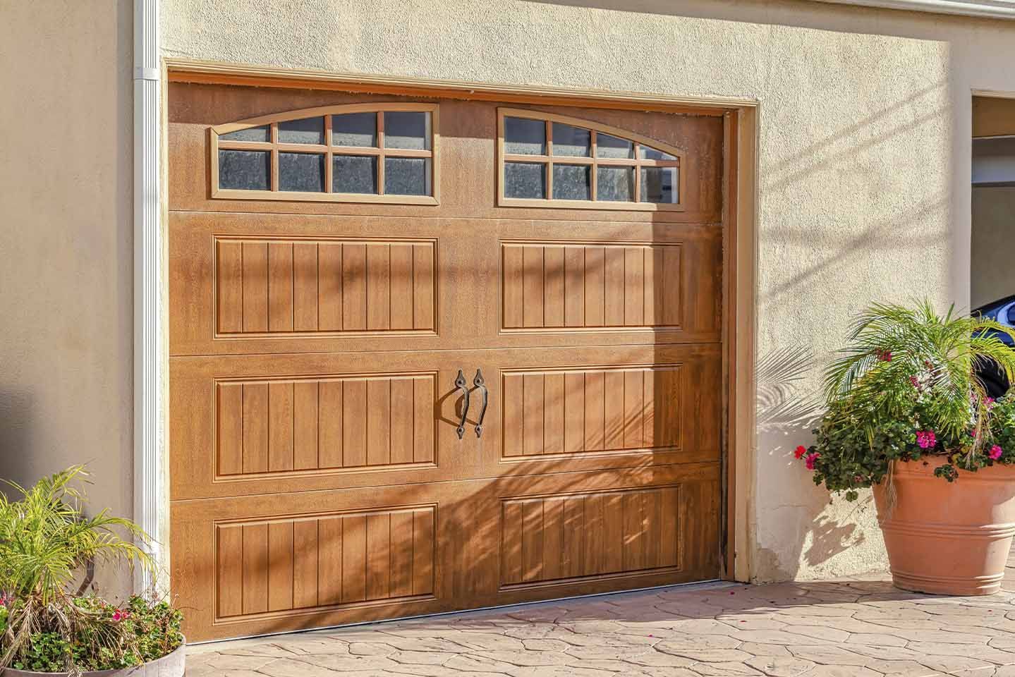 Une porte de garage en bois