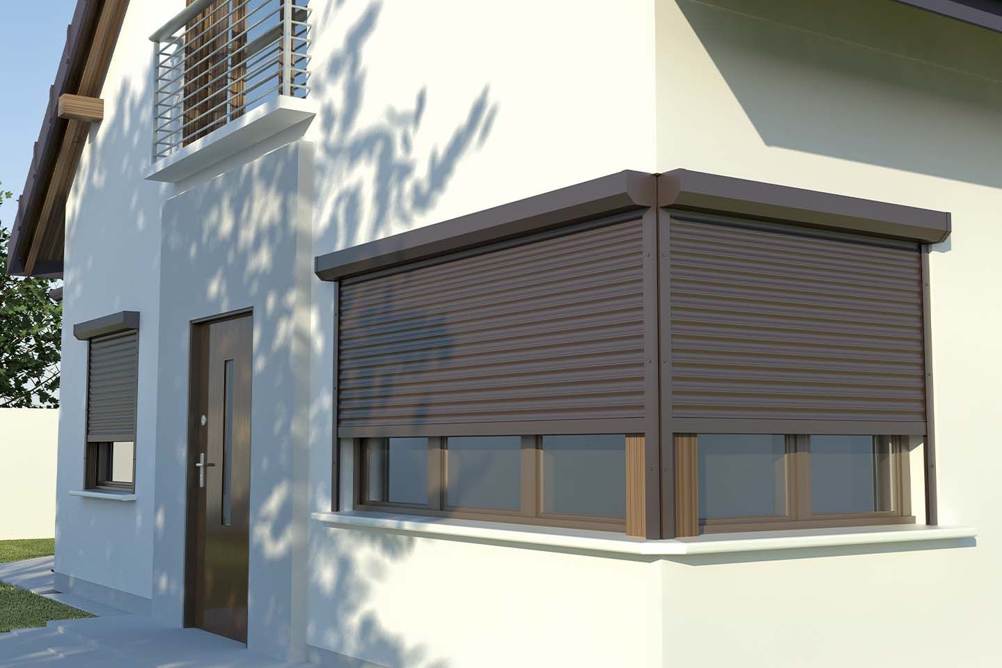 Une maison blanche avec des volets marron aux fenêtres.