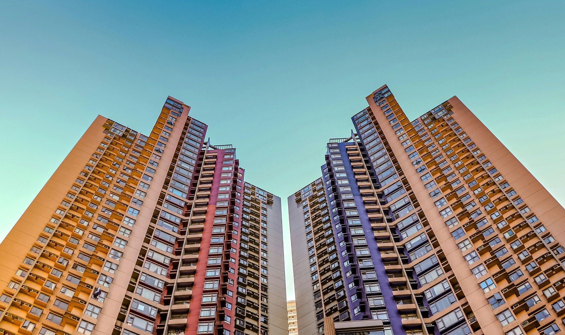 real estate . Investing in real estate can be a powerful way to build wealth and achieve financial independence. However, for beginners, the process can seem daunting. This comprehensive guide will walk you through the essential steps to start your journey into real estate investing, ensuring you make informed decisions and set a strong foundation for success.
