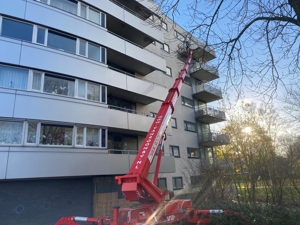 Gevelreiniging pand bij klant met hoogwerker