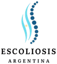 Logotipo de Escoliosis Argentina con una columna vertebral estilizada azul y texto negro sobre fondo blanco.