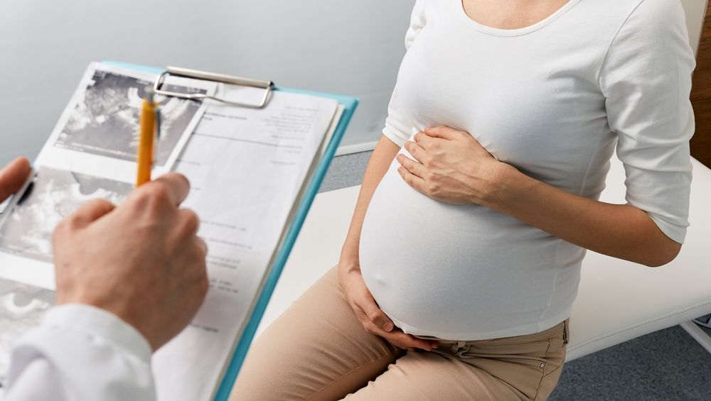 lekarz przedstawia wyniki badań prenatalnych