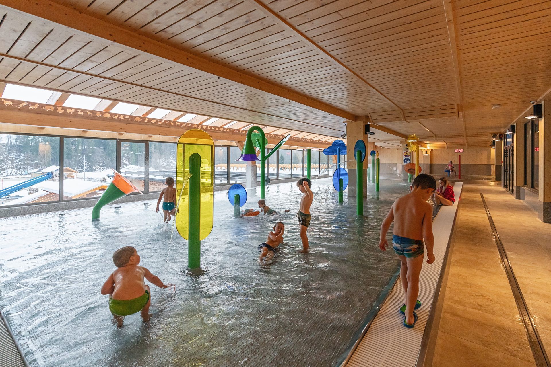 Children playing in the indoor kids' water playground at Chochołowskie Termy