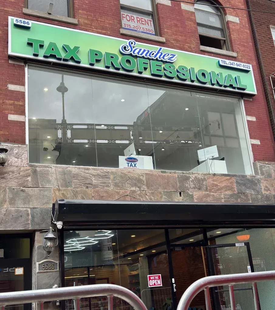 A chicken and gyro restaurant is located on the side of a building.
