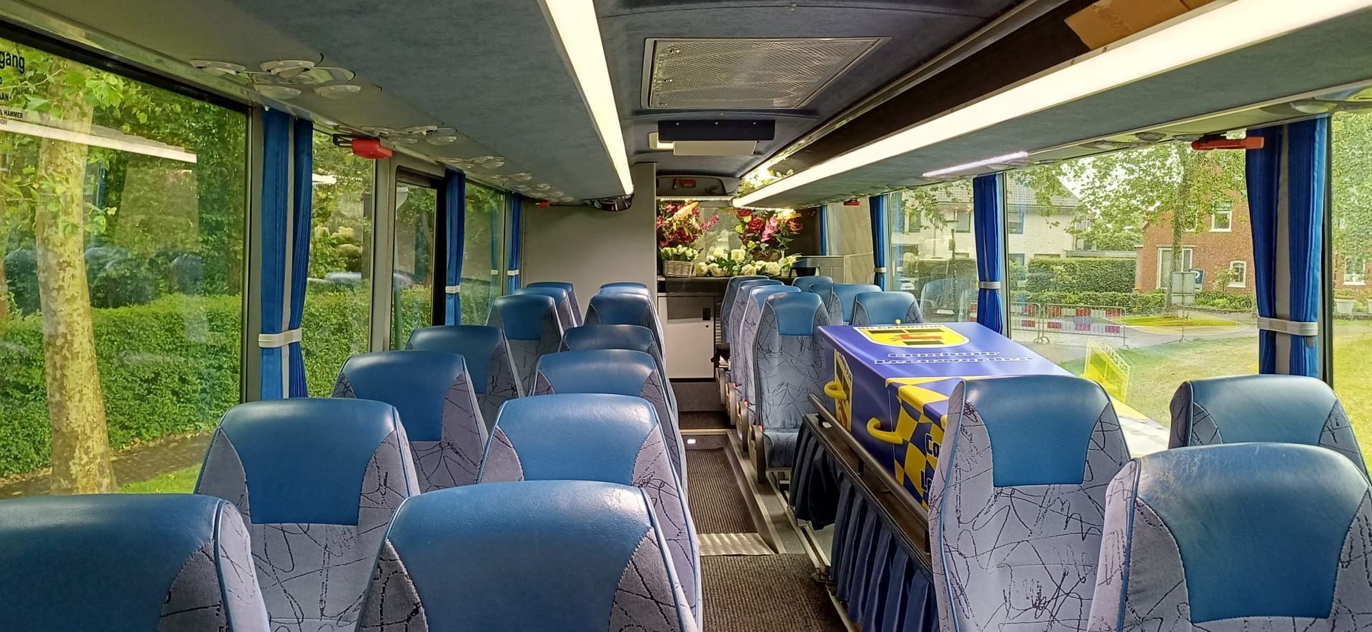 Interieur van de blauwe uitvaartbus van Rouw-VIP