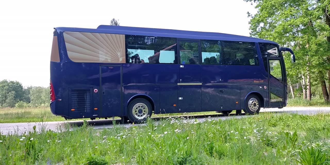 Blauwe uitvaartbus van Rouw-VIP