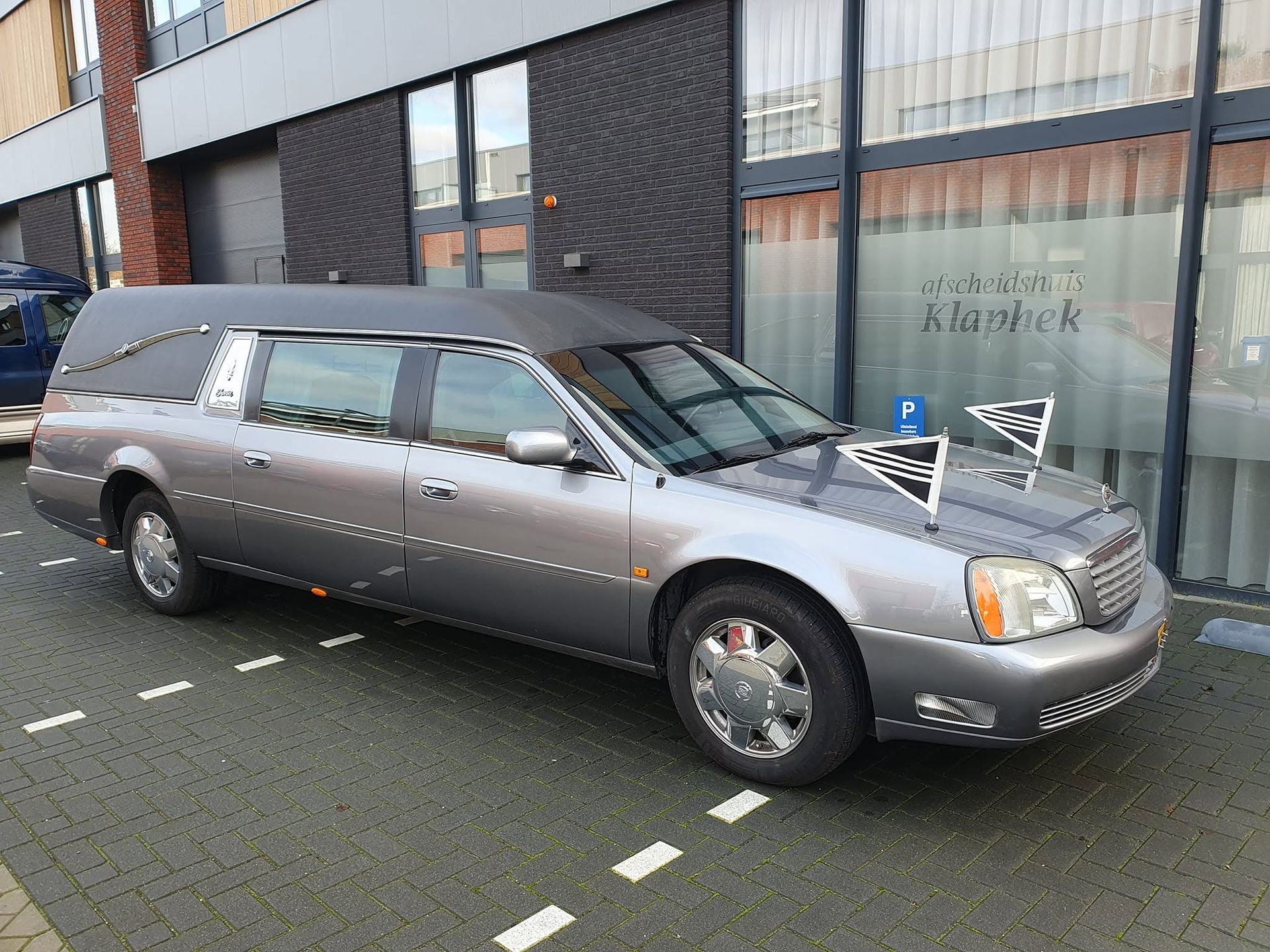 Grijze rouwauto van Rouw-VIP