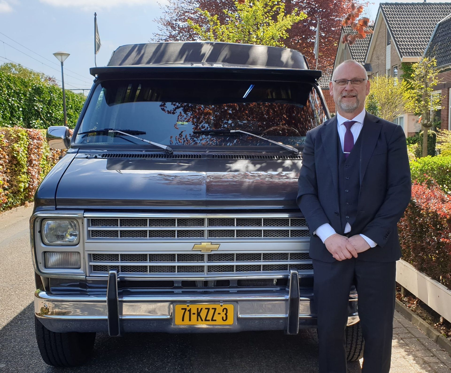 Peter van Nek bij de Kleine Uitvaartbus van Rouw-VIP