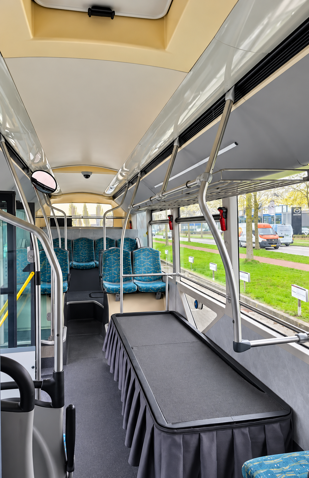 Interieur van de grijze uitvaartbus van Rouw-VIP
