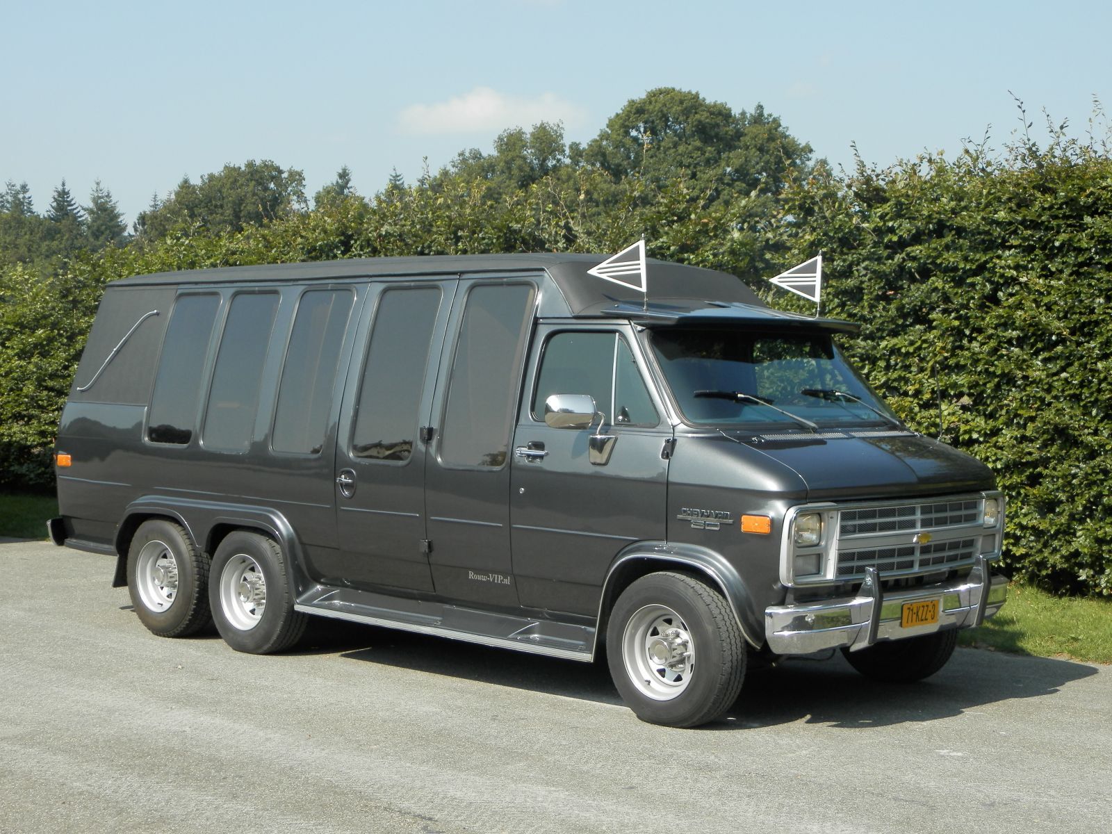 Kleine grijze uitvaartbus van Rouw-VIP