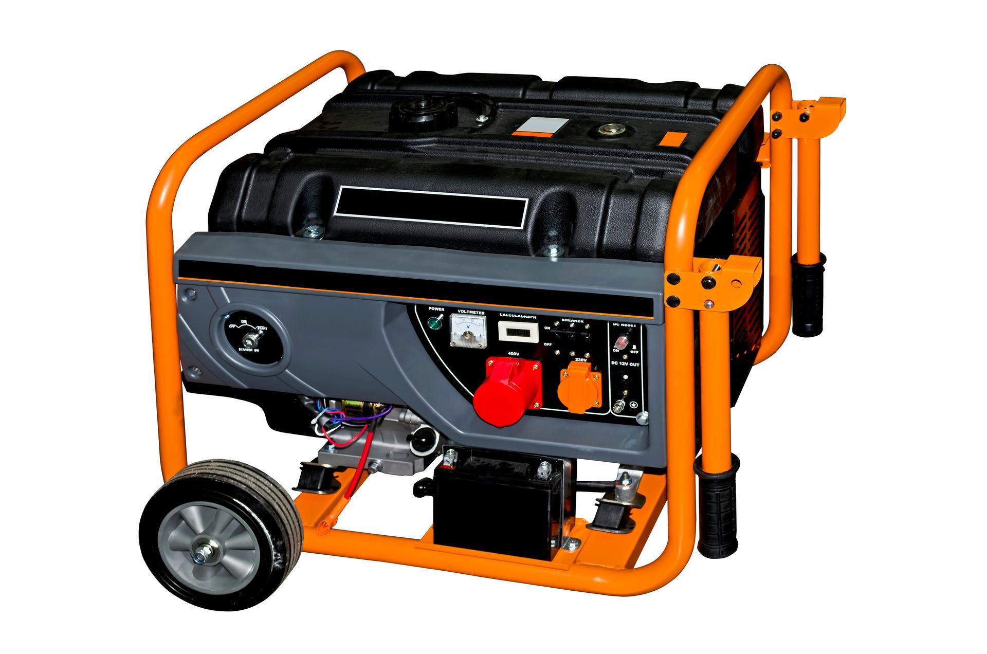Un générateur noir et orange avec des roues sur fond blanc.