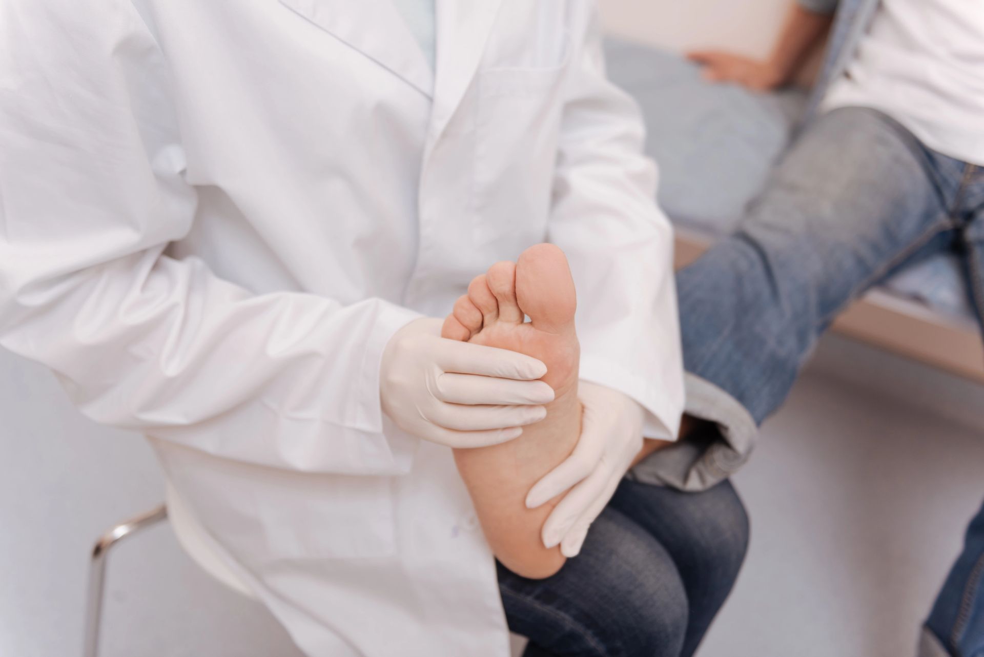 Médico examinando el pie de un paciente en una clínica médica