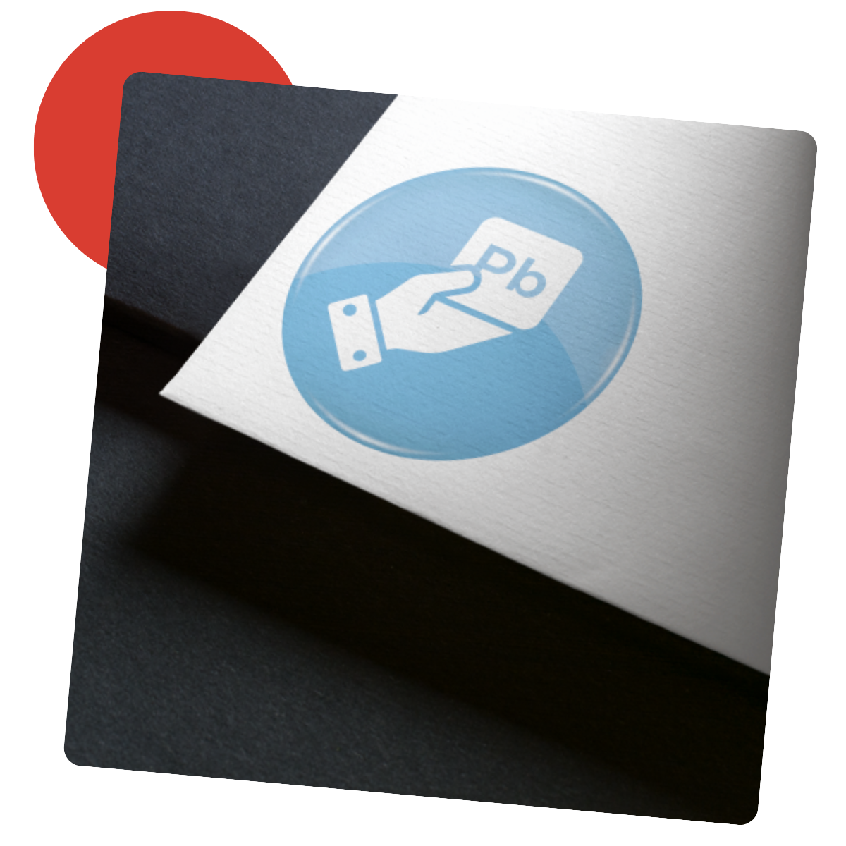 Main tenant une carte avec le symbole de l'élément Pb, à l'intérieur d'un cercle bleu sur fond blanc et noir.