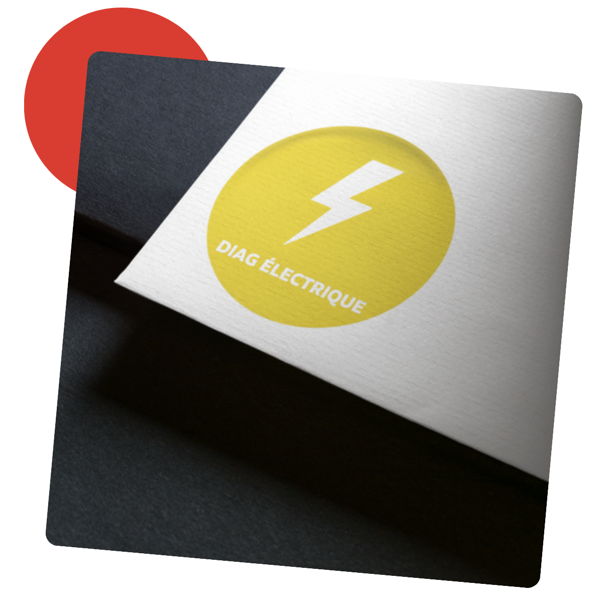 Logo avec un cercle jaune et un éclair sur papier blanc, cercle rouge en arrière-plan.