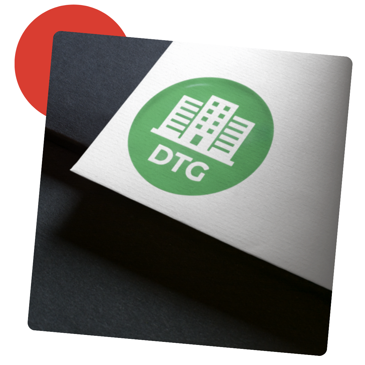 Logo DTG vert avec des bâtiments sur un carré blanc incliné sur un carré foncé, avec un cercle rouge en arrière-plan.