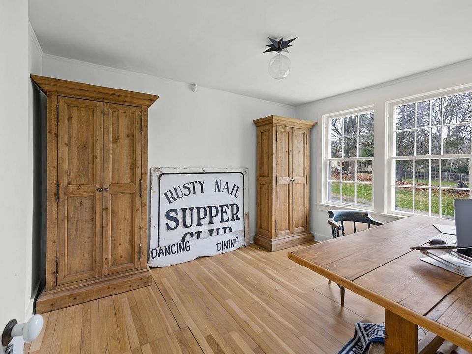 There is a sign on the wall that says rusty saw supper