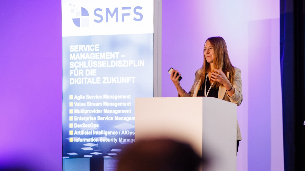 Nina Habicht speaking on stage at SMFS 2024