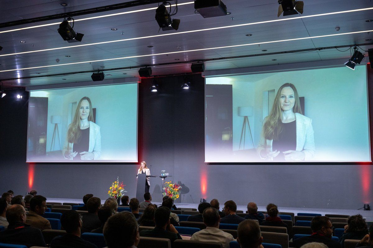 Nina Habicht giving a keynote speech in front of an audience