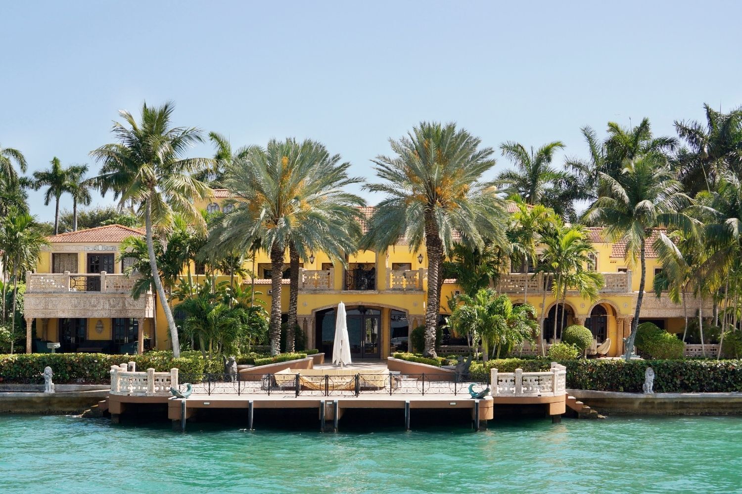 Large luxury waterfront home in Tampa Pre moving company inspection