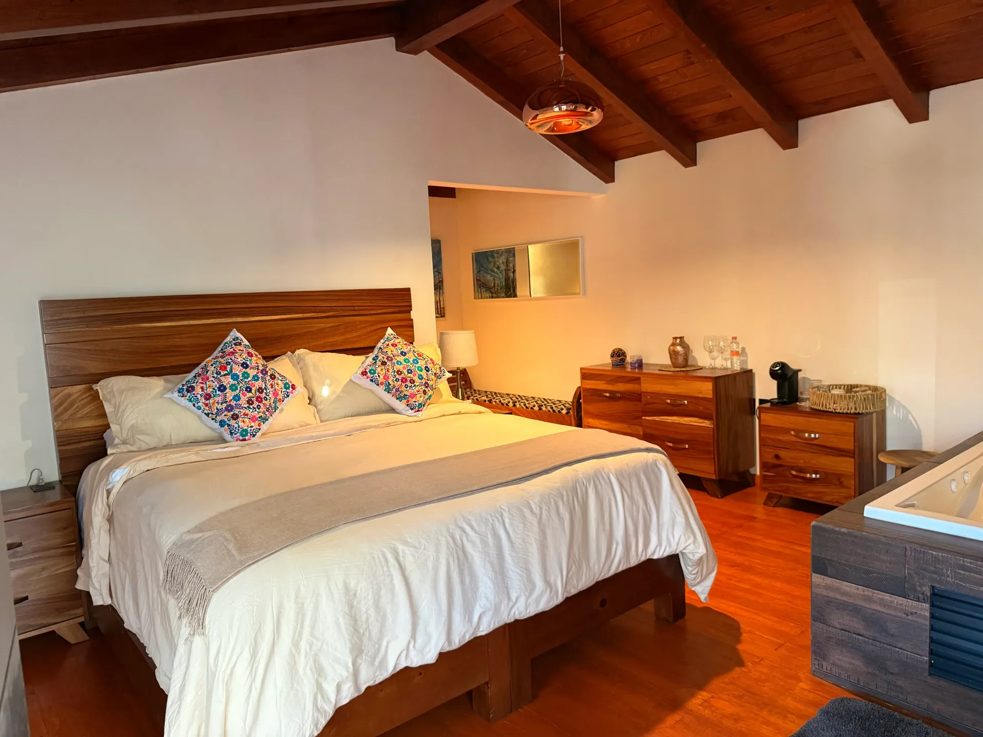 Un dormitorio con una cama grande y una bañera.