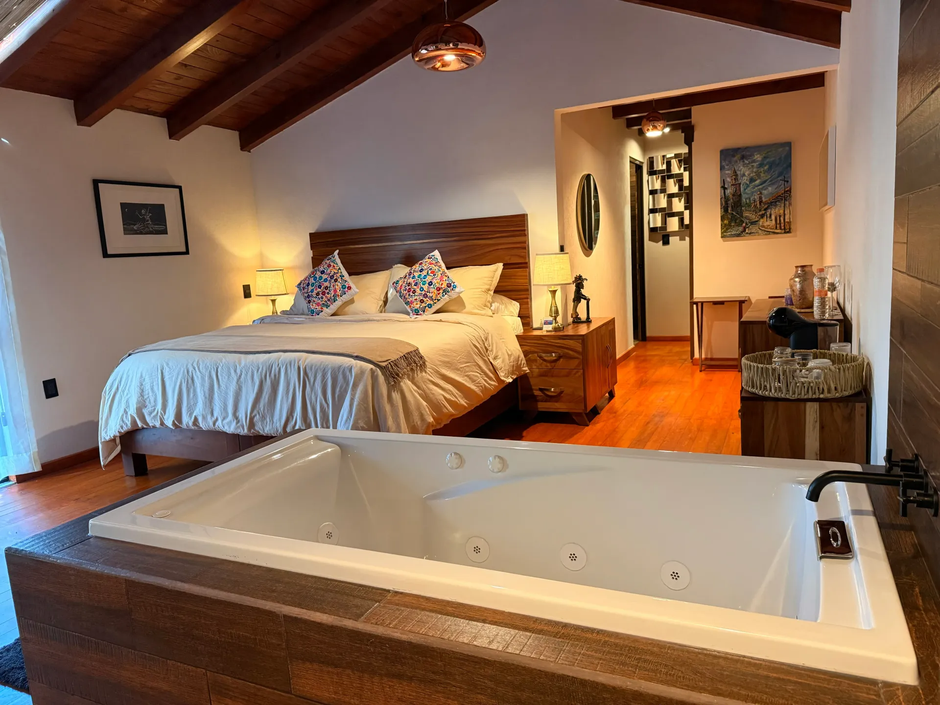 Un dormitorio con una cama y una bañera de hidromasaje.