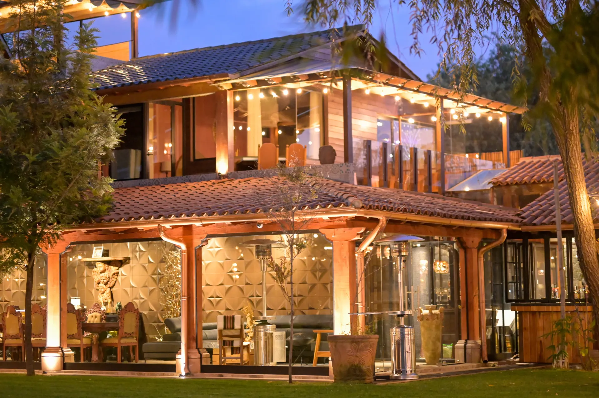 Una casa grande con muchas luces.