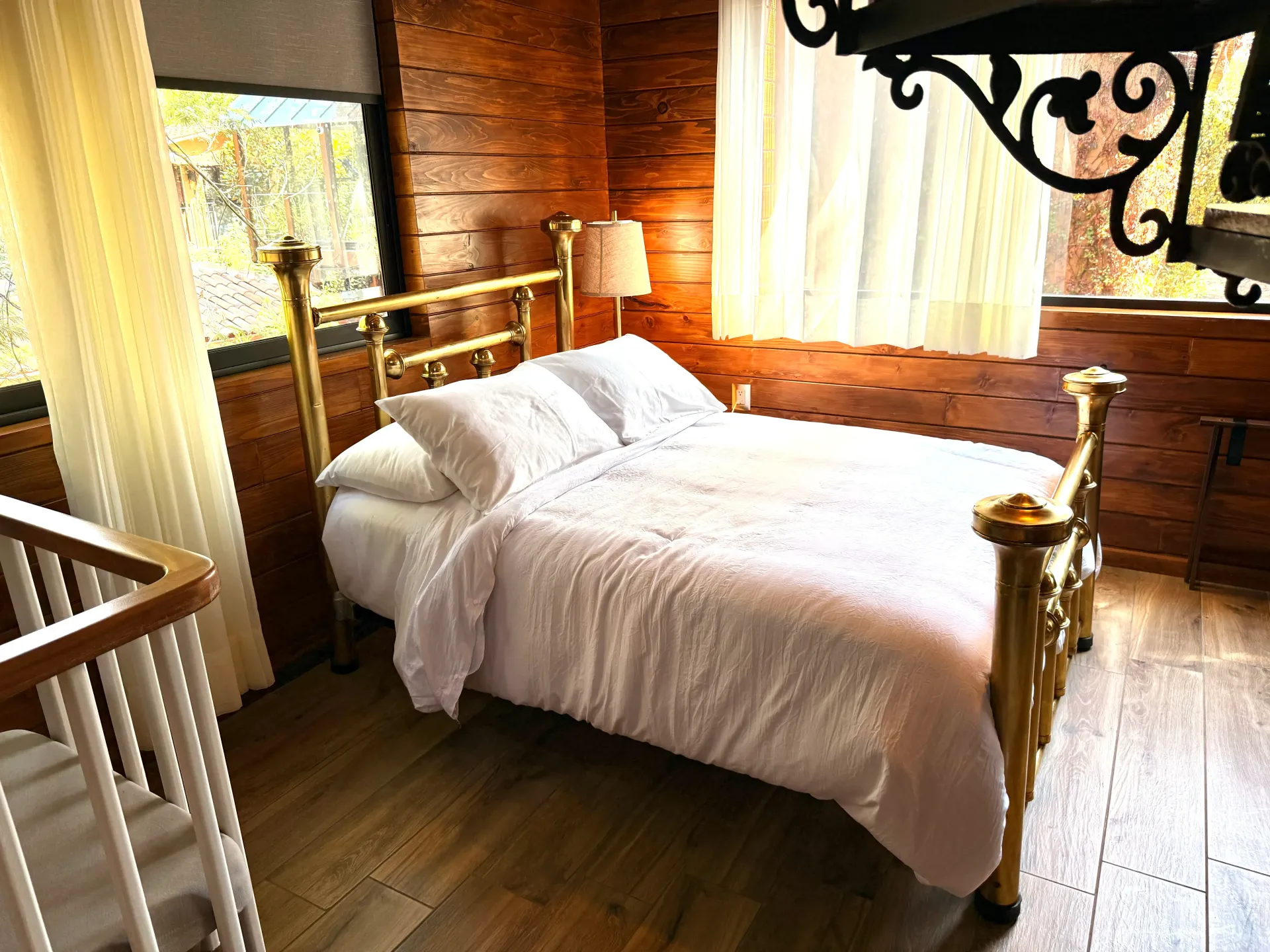 Un dormitorio con una cama, escaleras y una ventana.