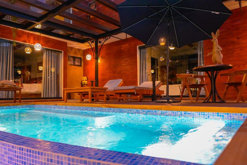 Hay una gran piscina en el medio de una casa.