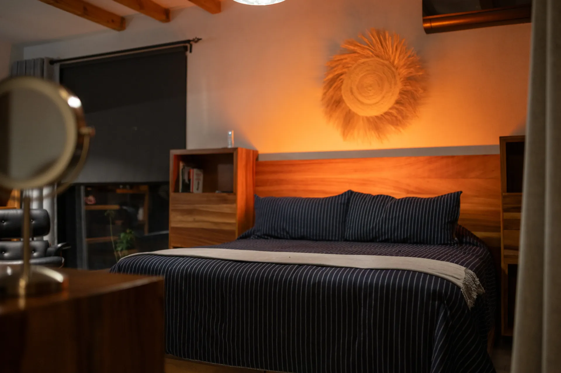 Un dormitorio con una cama grande y un espejo.