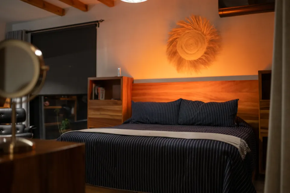 Un dormitorio con una cama grande y un espejo.