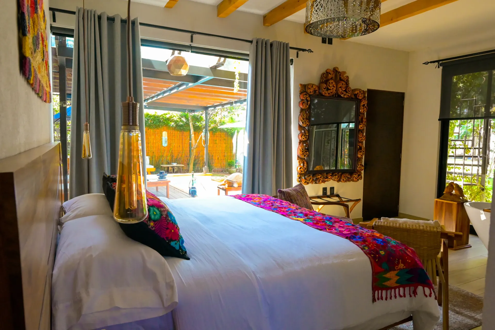 Un dormitorio con una cama king size y una ventana grande.