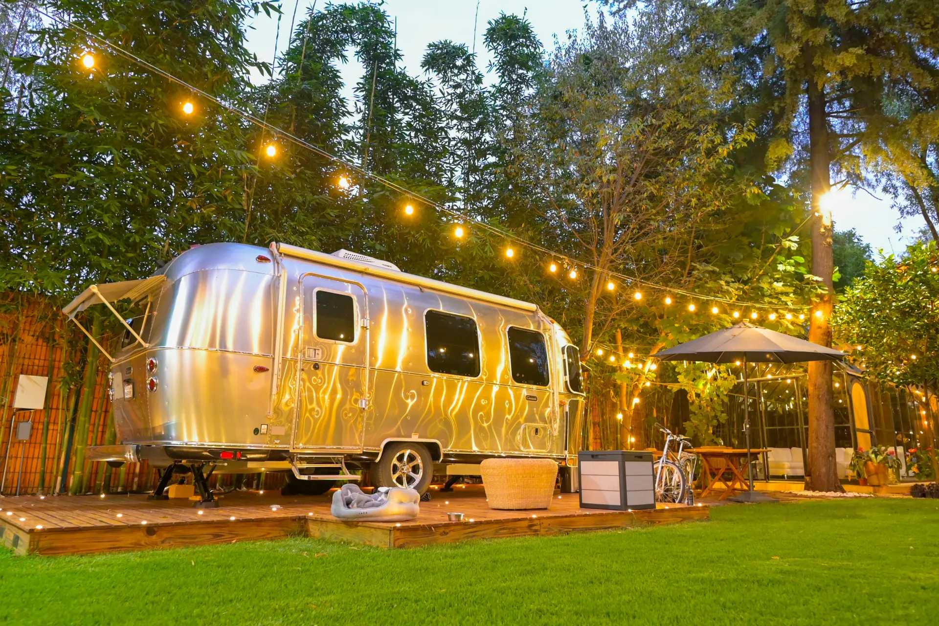 Un remolque Airstream plateado está estacionado en un campo de hierba.