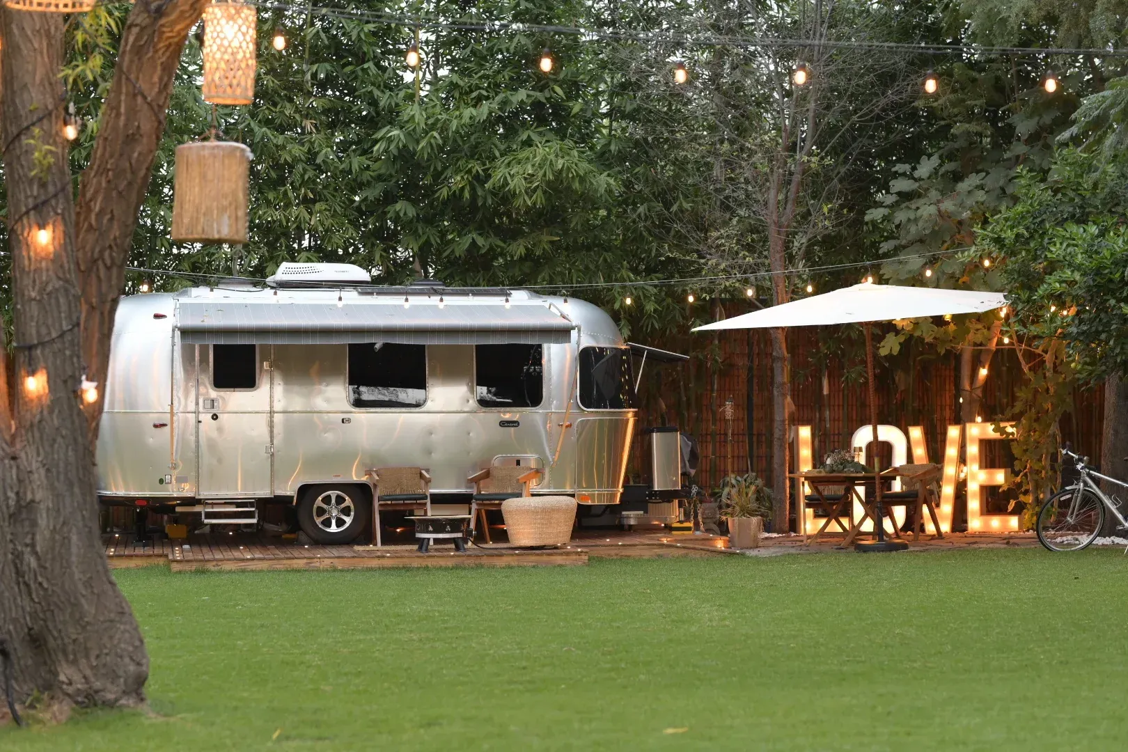 Un remolque Airstream plateado está estacionado en un campo de hierba.