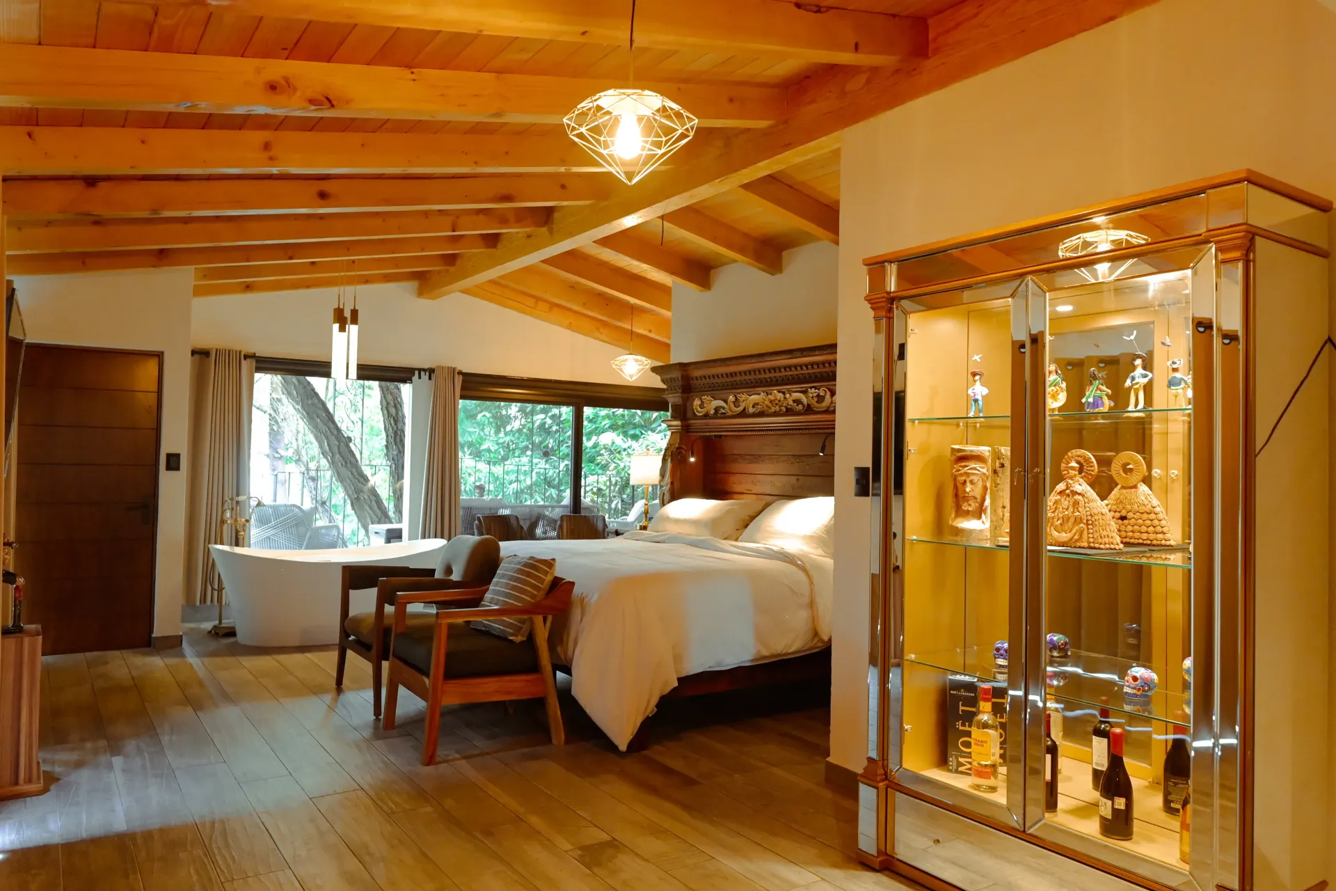 Un dormitorio con una cama grande y una vitrina de cristal.