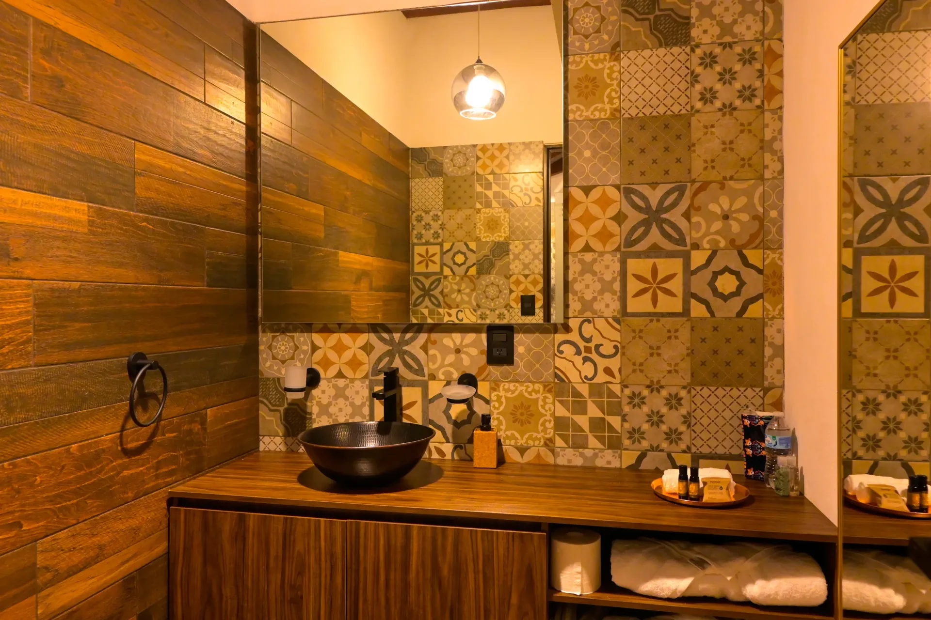Un baño con lavabo, espejo y muebles de madera.