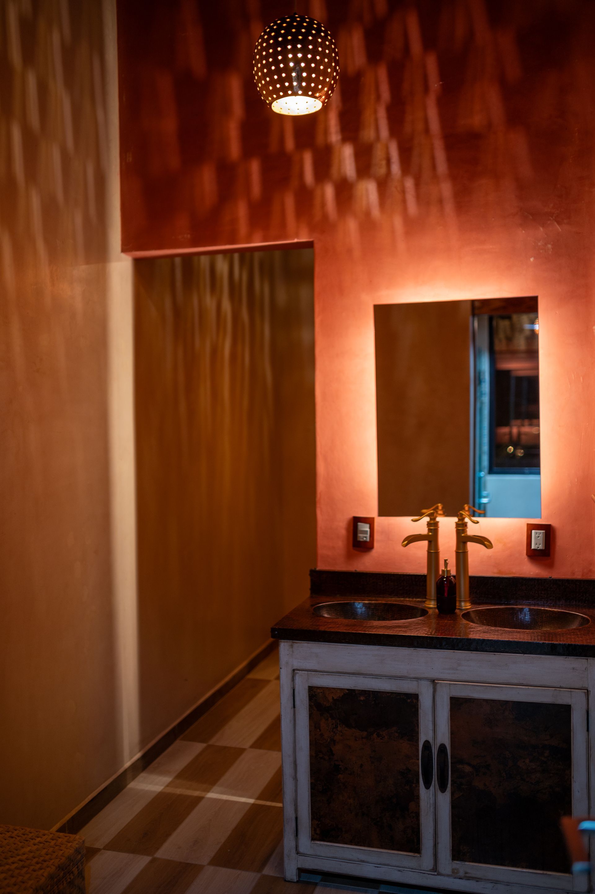 Un baño con dos lavabos y un espejo.
