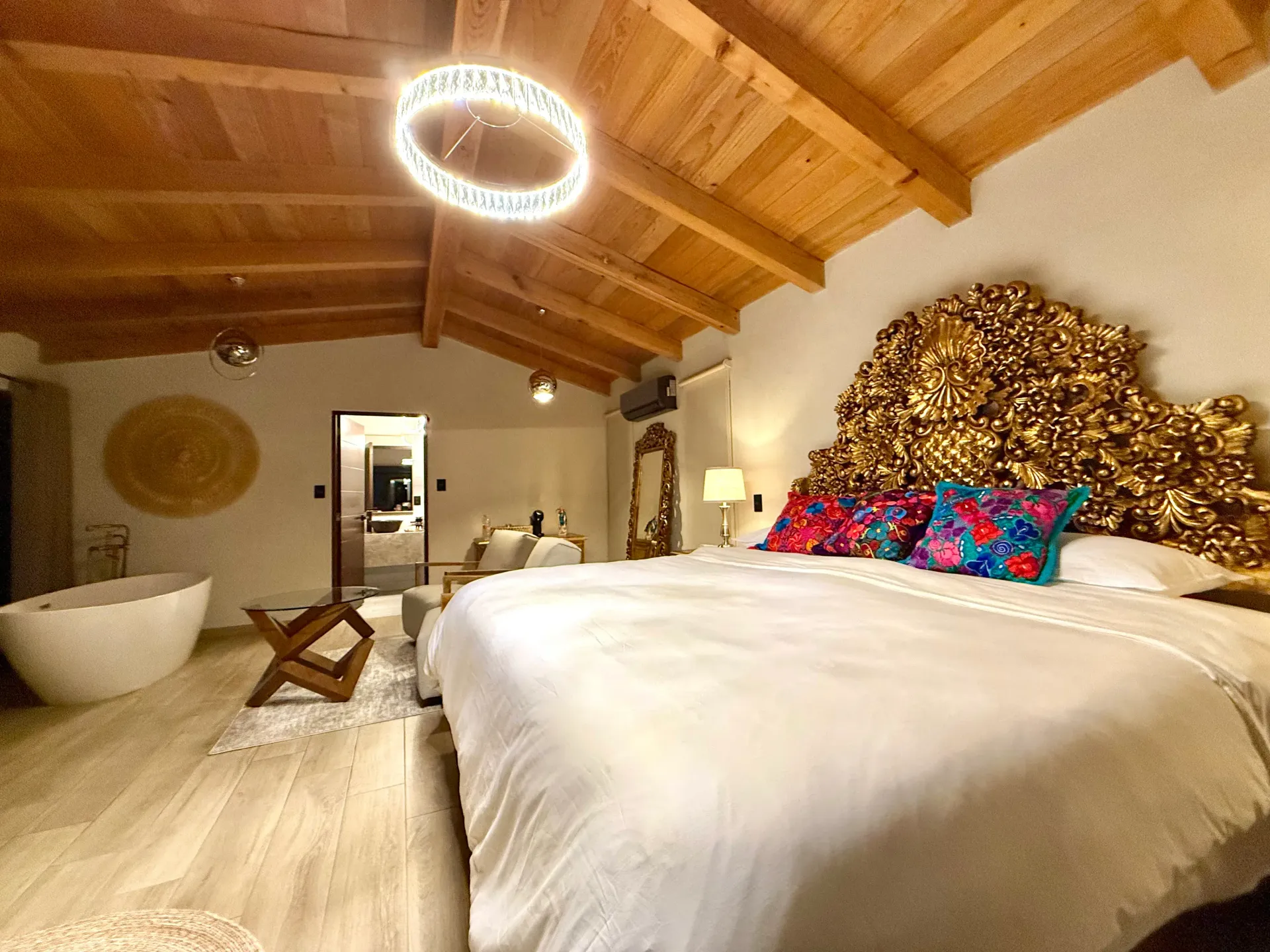 Un dormitorio con una cama grande y un techo de madera.