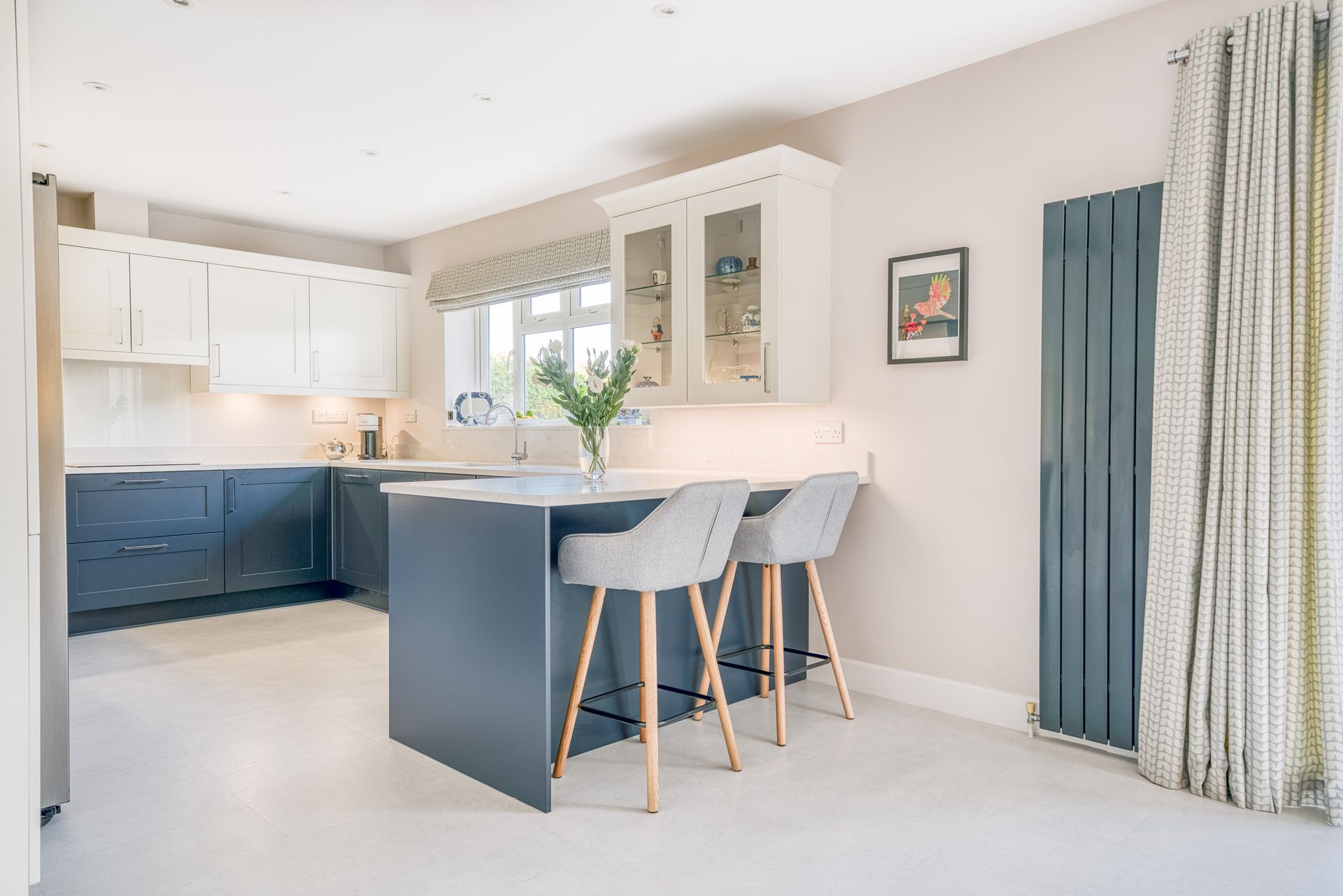 breakfast bar kicthen with modern layout