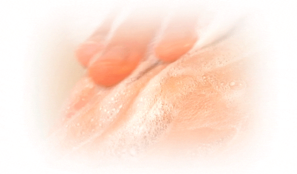 手上沾滿了肥皂，泡沫清晰可見，手指蜷縮著。